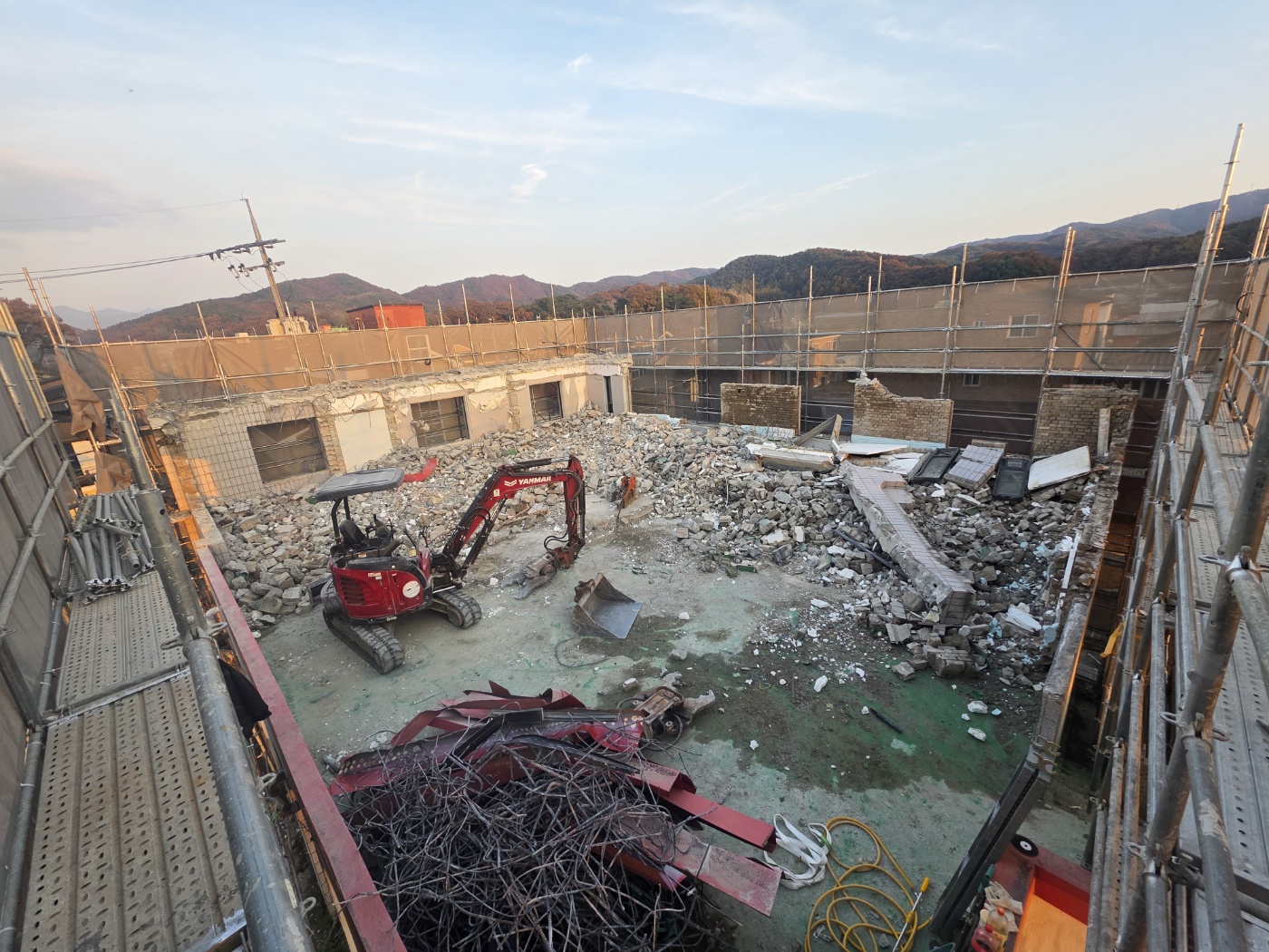 /user/c/captain/editor/2512/b9d4cf7215f5d836fdb399c467ce45b1_1766381815_0388.jpg 이미지크게보기